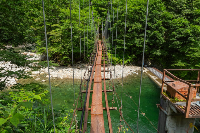 山形県企業局の猿渡取水口付近の吊り橋を渡って登山道に入る