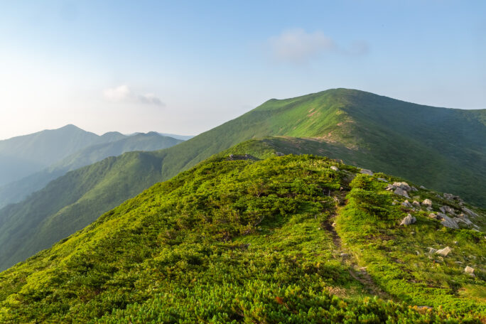 朝日連峰・平岩山付近から望む御影森山（山形県：2023年7月）