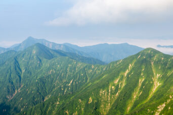 朝日連峰・平岩山付近から望む祝瓶山（山形県：2023年7月）