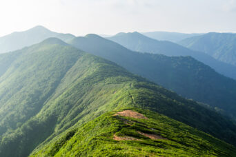 朝日連峰・平岩山付近から望む御影森山（山形県：2023年7月）