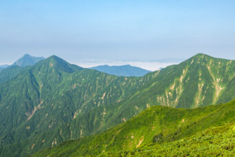 朝日連峰・大沢峰付近から望む祝瓶山（山形県：2023年7月）