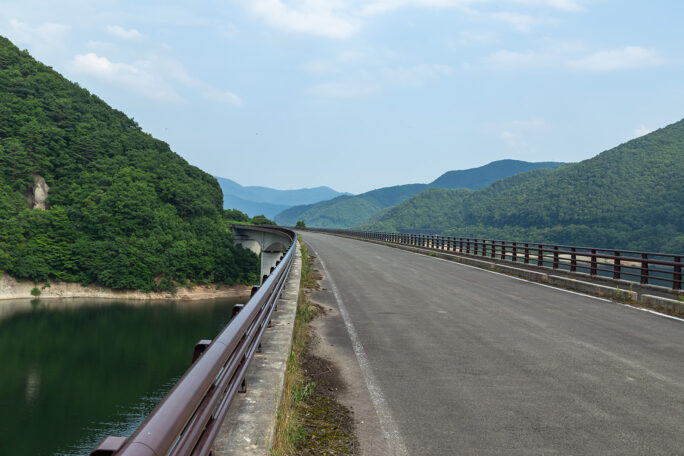 茂庭湖岸はダム建設に伴う高規格道路が無人地帯に続いている