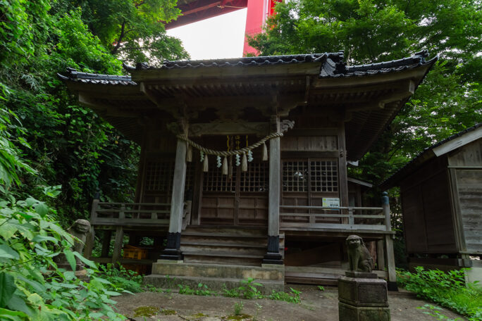 米山大橋が見下ろす諏訪神社の社殿