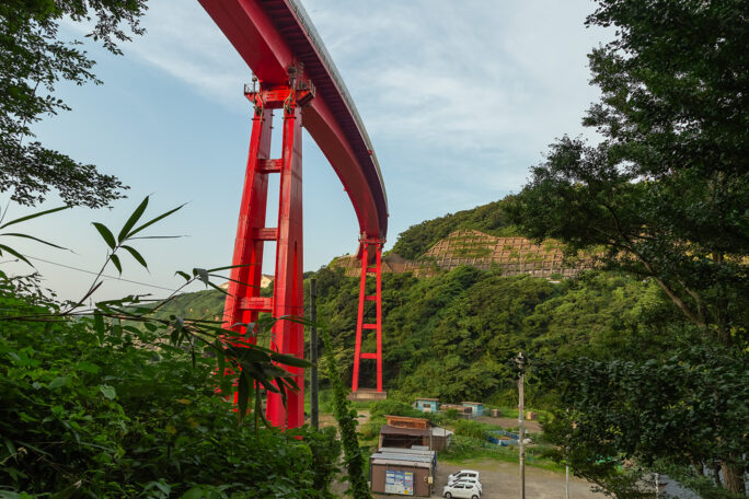 諏訪神社の境内からは国道8号線の米山大橋が印象的な姿で弧を描く様が目に飛び込んでくる