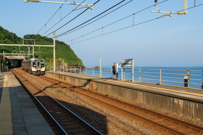 新潟方面に向かう始発列車がやってきた