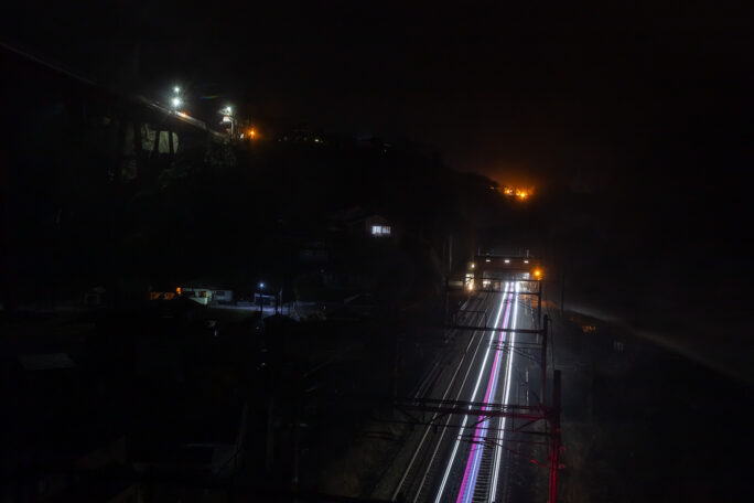 LEDライトの色合いが印象的な普通列車が青海川駅を出発していく