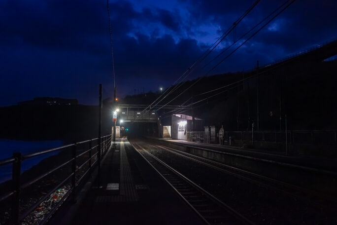 一夜明けても青海川駅は潮風煙る強風の中だった