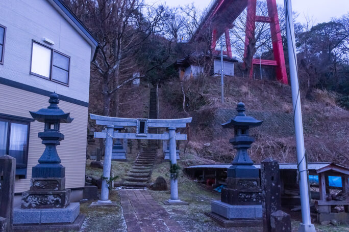 諏訪神社は米山大橋の真下に鎮座していた