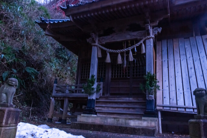 雪の残る諏訪神社境内
