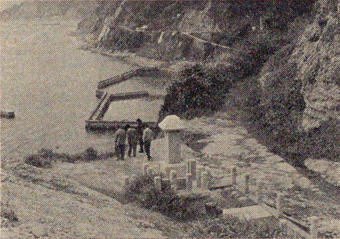 引用図：お仙の墓は断崖絶壁の上にある「房総異聞（片山正和・創樹社・1977年）」
