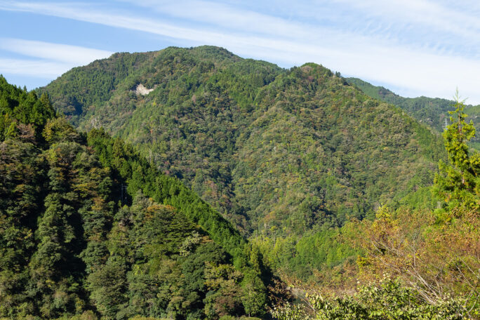 三県境を越えて長野県途中集落付近の山並みを遠望する