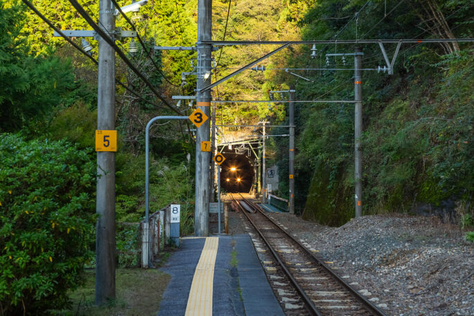 長尾隧道を抜けてやってきた豊橋行きの普通列車
