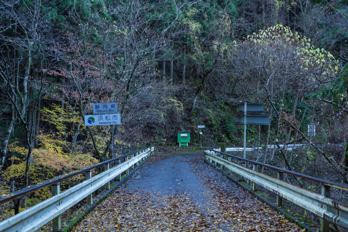 橋名のとおり県境となっている。向かって静岡県浜松市
