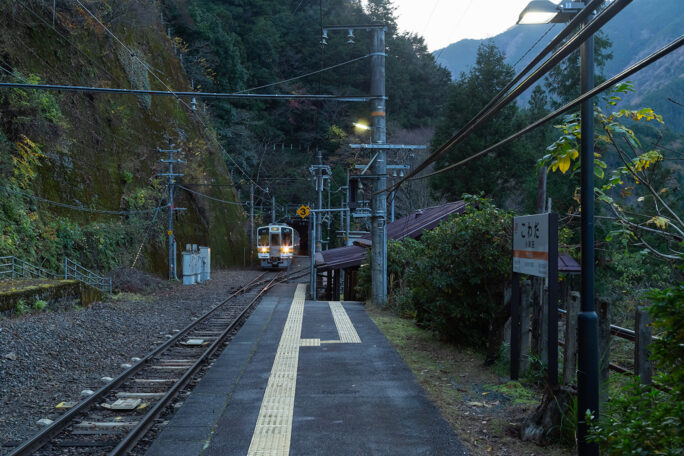 到着した下り列車で出発地点の伊那小沢駅に戻る