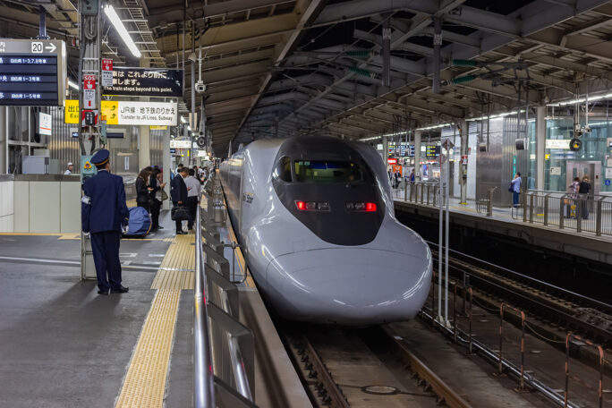 仕事帰りと思しき利用者が目立つ新大阪駅を出発する