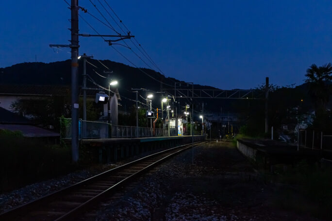 夜も明けやらぬ中、備後本庄駅に到着