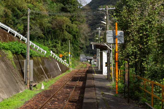 中畑駅は山手の集落と芦田川の間の狭い平地に設けられている