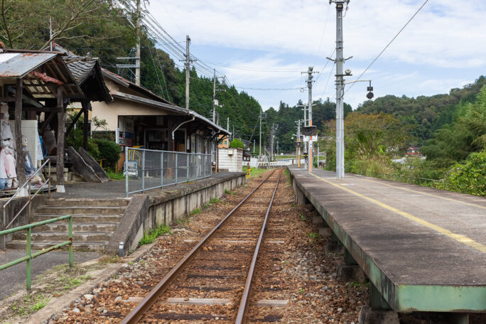 古い木造駅舎が健在の備後矢野駅に到着
