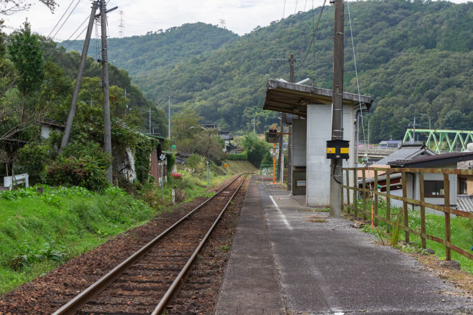 梶田駅は小さな集落を見下ろす築堤上に設けられた棒線駅