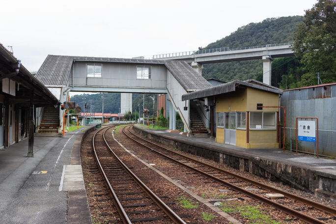 尾道自動車道が見下ろす吉舎駅は跨線橋を伴った交換可能駅