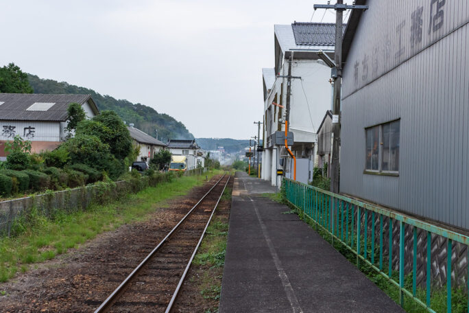 三良坂駅は工務店に囲まれた立地