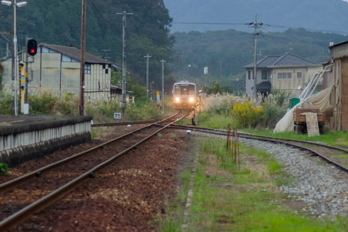 備後庄原駅に向かう芸備線の普通列車がやってきた