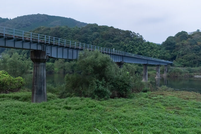 尾関山～粟屋間の第一可愛川橋梁で江の川を渡る三江線