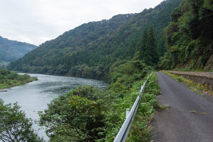 球磨川沿いを行く肥薩線の風景とオーバーラップする三江線の風景