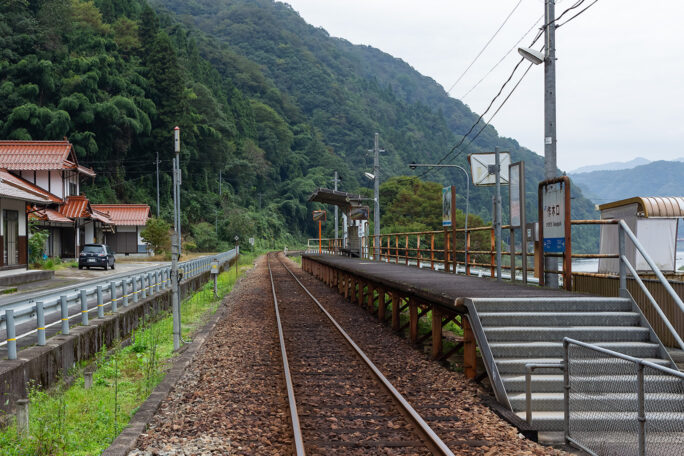 島根県に入って簡易構造の作木口駅に到着