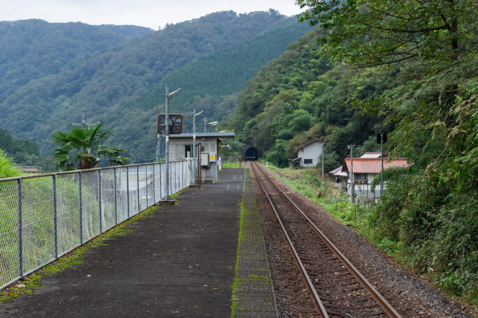 伊賀和志駅は江の川右岸で広島県に戻る
