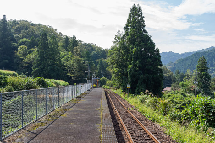 松原集落を見下ろす高台に位置する石見松原駅
