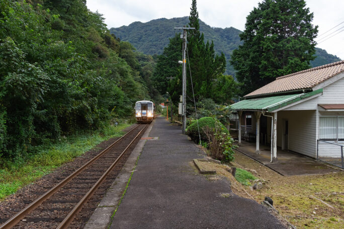駅舎を伴った石見川越駅に普通列車がやってきた