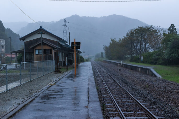 川平駅に到着する頃には本降りの雨になっていた