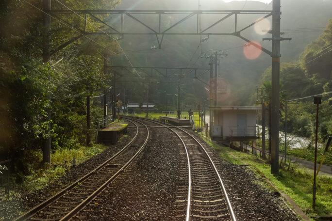 布原駅では列車を撮影する鉄道ファンの姿があった