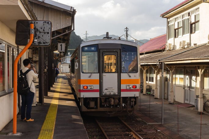 新見駅に到着した芸備線の普通列車