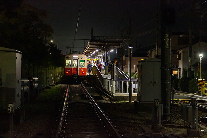 島式1面2線の交換可能駅である東鳴尾駅
