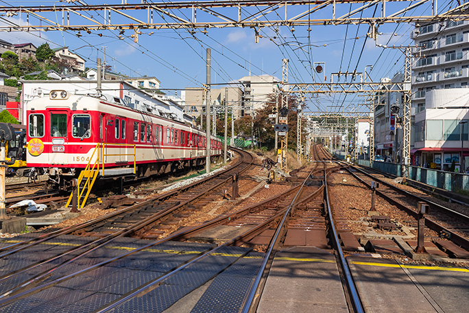 駅の北側で粟生線が左に、有馬線が右に分岐していく