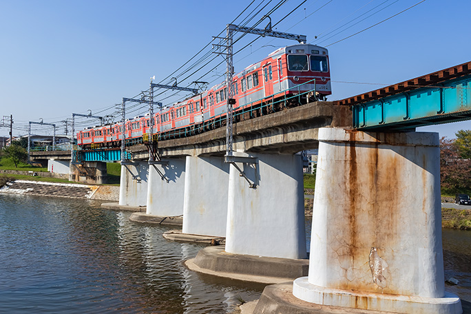 三木上の丸駅に隣接した美嚢川橋梁を行く神鉄の普通列車
