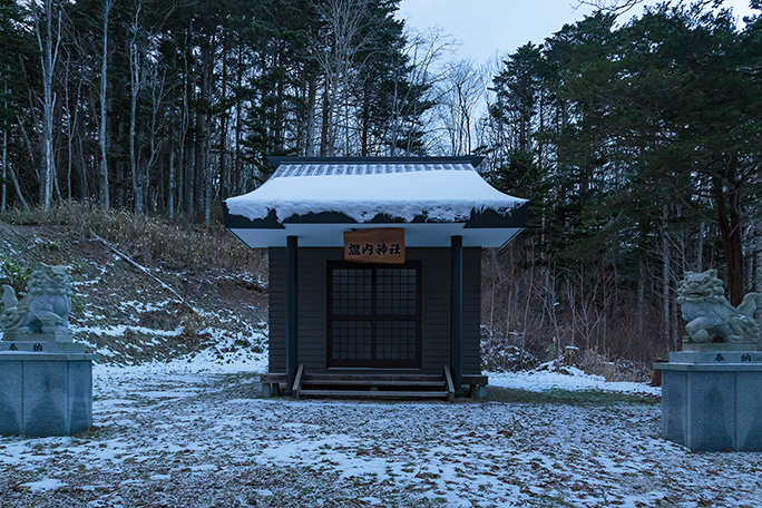 温内神社の社殿は小さいが手入れは行き届いている