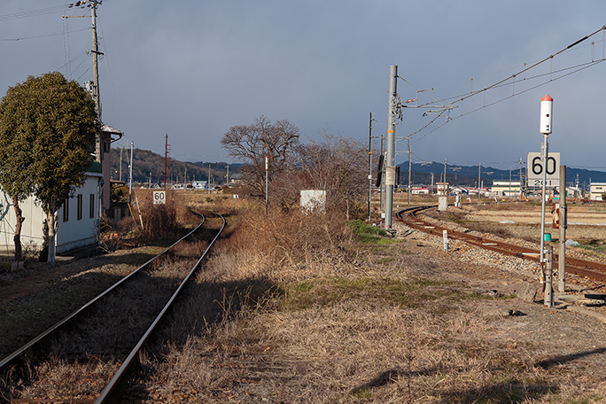 粟生駅の北側で沿線唯一の支線となった北条鉄道が分かれていく