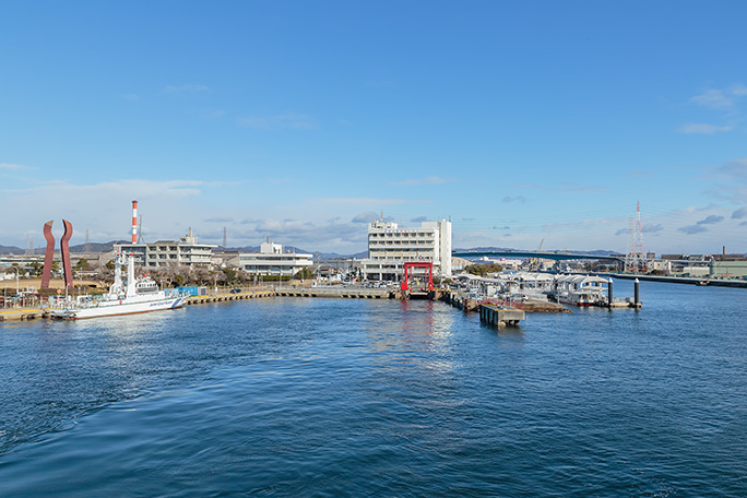 海上保安庁の巡視船が停泊する姫路港を後にする