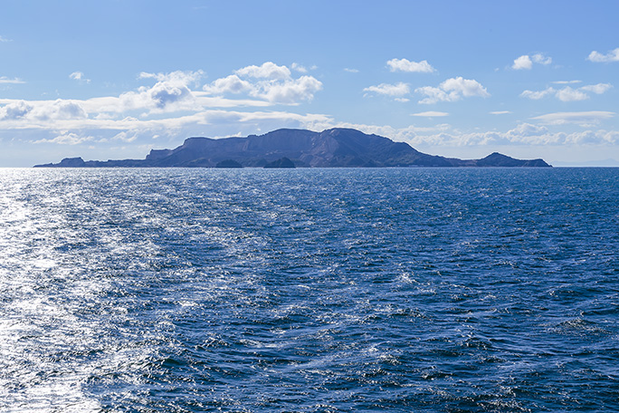 家島諸島の東端に位置する有人島である男鹿島の沖合を行く