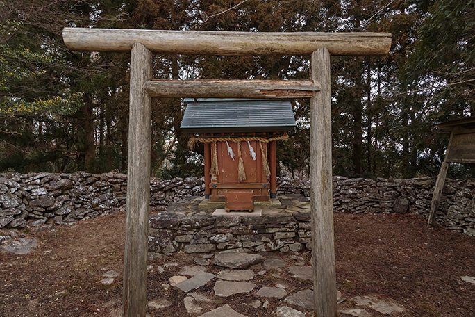 西峰にも鎮座する阿豆枳島神社にお参り