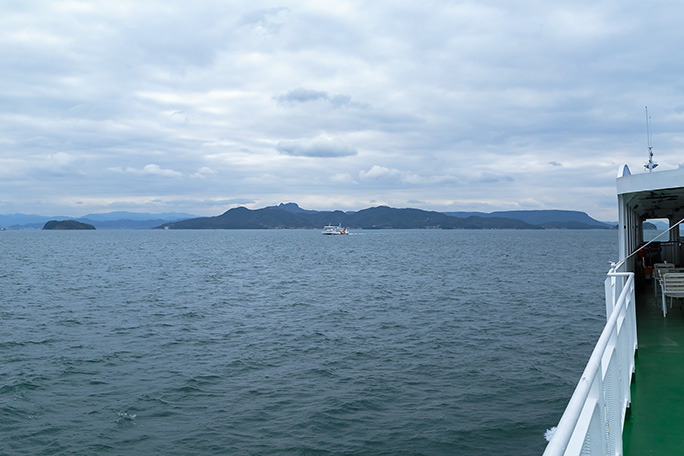 出港して20分ほどで左舷前方に屋島や五剣山が見えてきた