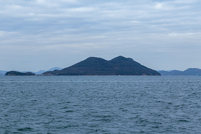 女木島の沖合に浮かぶ男木島を遠望