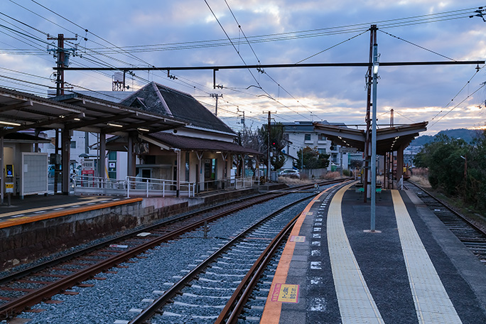 夜明けの琴電屋島駅には、まだ、人影も無かった