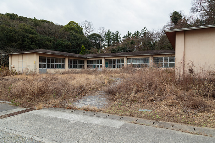 沙弥島には廃校となった沙弥小中学校の建物が残っていた