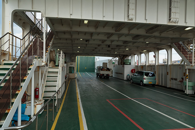 本島汽船のフェリーには車両が2台と数名の徒歩の利用客の姿があった