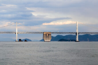 瀬戸内海・本島汽船から望む北備讃瀬戸大橋（香川県：2024年1月）