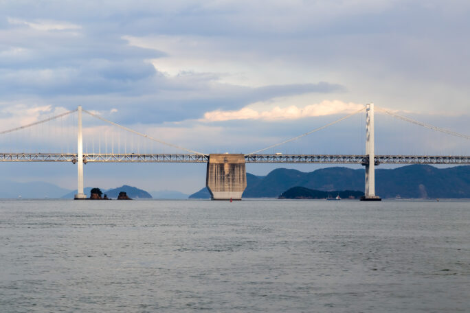 瀬戸内海・本島汽船から望む北備讃瀬戸大橋（香川県：2024年1月）